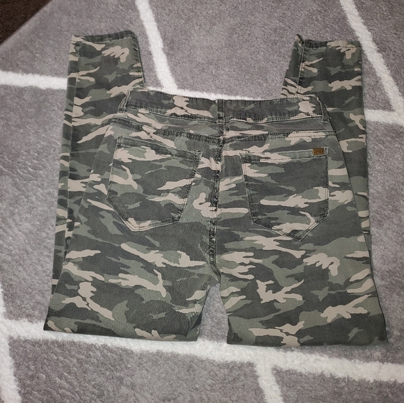 Kensie Jeans The Effortless Ankle in Camouflage - Picture 3 of 6